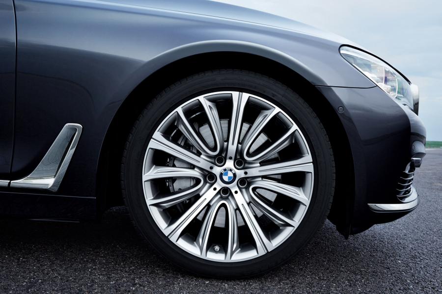  BMW 750Li xDrive 2015 года  (фото 8 из 41)